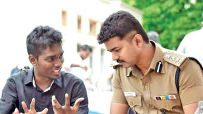 சரிய இருந்த விஜய்... தட்டித்தூக்கிய அட்லி.... தளபதி ரசிகர்களுக்காக என்னவெல்லாம் செஞ்சிருக்கார் தெரியுமா?