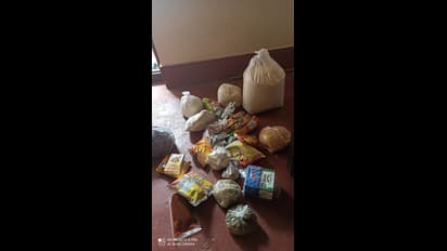 ಮಧ್ಯರಾತ್ರಿ ಭಾರೀ ಮಳೆಯಲ್ಲೇ ಸಹುದ್ಯೋಗಿಗಳಿಗೆ ಆಹಾರ ಕಿಟ್ ತಲುಪಿಸಿದ ಇನ್ಸ್‌ಪೆಕ್ಟರ್..!