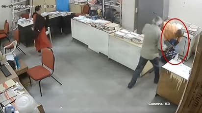 মাস্ক পরতে বলায় রেগে আগুন ম্যানেজার, 'চরম শাস্তি'র সিসিটিভি ফুটেজ ভাইরাল