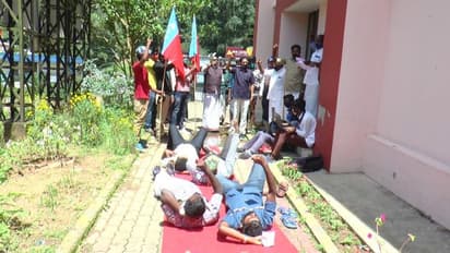 തോട്ടം മേഖലയിൽ മൊബൈല് കവറേജ് ഏര്പ്പെടുത്തണം: മൂന്നാറിൽ എഐവൈഎഫ് കിടപ്പ് സമരം