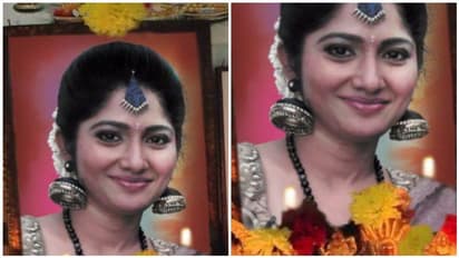 ஜூலியின் படத்திற்கு பூ வைத்து ரசிகன் செய்த செயல்...! ஒரு நிமிஷம் பதறி போச்சு மனசு..?