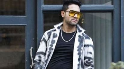 হালকা হাসিতেই বাজিমাত বিক্রমের, দ্রুতগতিতে জেন এক্সের ক্রাস হয়ে উঠছেন টলিউডের হাঙ্ক