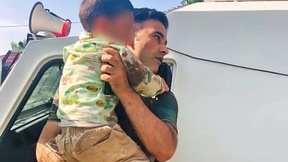 ఉగ్ర దాడుల్లో వ్యక్తి మృతి: తాతా! లే!! అంటూ 3 ఏళ్ల బాలుడి రోదన