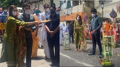 ইসকনের উল্টো রথের দড়িতে টান নুসরতের, নিয়ম মেনে অংশ নিলেন আরতিতেও