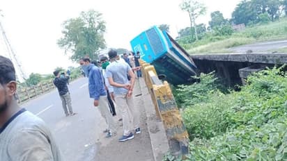 'বেপরোয়া গতি' ডেকে আনল বিপদ, বরাতজোরে রক্ষা পেলেন বাসের যাত্রীরা