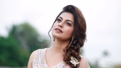 விதவிதமான உடையில் கவர்ச்சிகரமான போஸில் கலக்கும் அனுஸ்ரீ ஹாட் போட்டோ கேலரி!