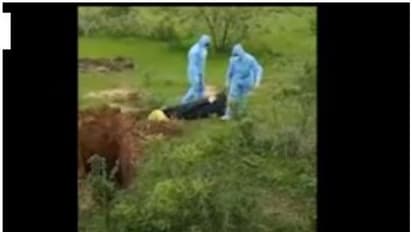 മാനദണ്ഡങ്ങള് പാലിക്കാതെ സംസ്കാരം; കര്ണാടകയില് നിന്ന് ഞെട്ടിക്കുന്ന ദൃശ്യങ്ങള് വീണ്ടും