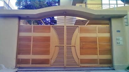 किस दिशा में है आपके घर का मुख्य दरवाजा? उसी के अनुसार करें ये आसान उपाय