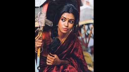 வெள்ளித்திரை நாயகியாக மாறியதும்... செம்ம மாடர்னாக மாறிய பாரதி கண்ணம்மா.... ரோஷ்ணி