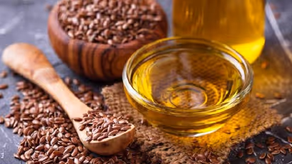 তিসির তেলে রয়েছে বহু উপকার, জেনে নিন কীভাবে ব্যবহার করবেন এই তেল