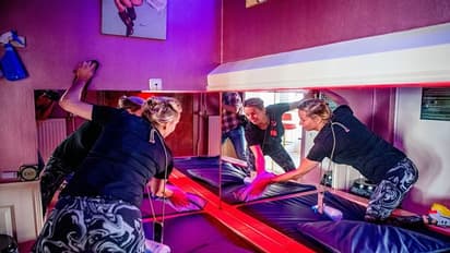 कोरोना में नर्क हो गई सेक्स वर्कर्स की जिंदगी, अब महीनों बाद खुला रेड लाइट एरिया तो दिखा बदला-बदला नजारा