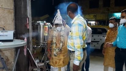 ফেস শিল্ড পরে অপেক্ষায় কনে, মাস্ক পরে বিয়ের আসরে হাজির বর