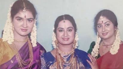 நடிகை ஊர்வசி தன்னுடைய மூன்று சகோதரிகளுடன் இருக்கும் அரிய புகைப்படங்கள்!