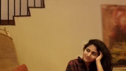 பாவாடை, தாவணியில் சும்மா நச்சுன்னு இருக்கும் லாஸ்லியா... வைரலாகும் இலங்கை பெண்ணின் மனதை மயக்கும் அழகு...!