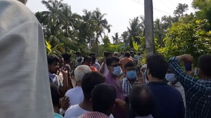 আমফানের ত্রাণ বিলিতে 'স্বজনপোষণ', প্রাতঃভ্রমণে বেরিয়ে ঘেরাও তৃণমূলের পঞ্চায়েত প্রধান