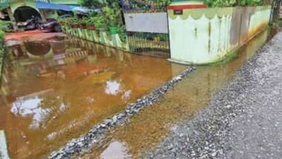 കാനയില്ലാതെ റോഡ് ഉയരംകൂട്ടി നിർമിച്ചു; മഴക്കാലത്ത് വീടുകൾ വെള്ളത്തിലാകുമെന്ന ആശങ്കയിൽ നാട്ടുകാർ