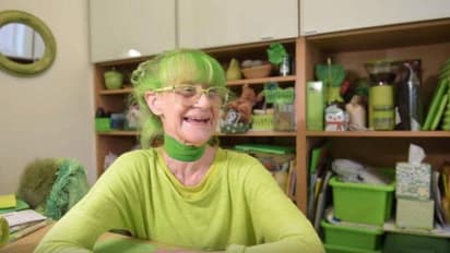 പ്രണയം പച്ചയോട്, വേഷവും മേക്കപ്പും വീടും എല്ലാം പച്ചയാക്കിയ സ്ത്രീ; കാണാം ചിത്രങ്ങള്‍