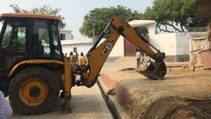 बदमाशों ने पुलिस टीम पर फायरिंग करने का पहले से ही बनाया था प्लान, रास्ता रोकने सड़क पर खड़ी कर दी थी JCB