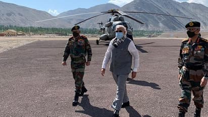 চরম সীমান্ত উত্তেজনার মধ্যেই লে পৌঁছালেন প্রধানমন্ত্রী, নিমুতে আলোচনা সেনাবাহিনীর সঙ্গে