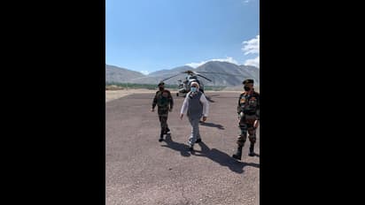 என்ன நடக்கிறது எல்லையில்?... ராணுவ அதிகாரிகளுடன் லடாக்கில் அதிரடி ஆய்வில் இறங்கிய பிரதமர்...!