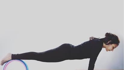 தனுஷ் மனைவியின் லாக்டவுன் ஒர்க் அவுட்! சூப்பர் ஸ்டார் மகளின் பிட்னஸ் போஸைப் பார்த்து வாய் பிளந்த பிரபல நடிகை!