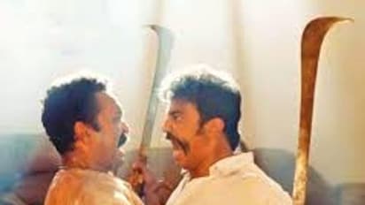 தேவர்மகன் படக்குழுவினருடன் படு ஜோராக போஸ் கொடுக்கும் சிவாஜி - கமல்!