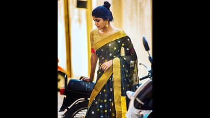 விஜய் டிவி ரக்ஷனை சுத்தி சுத்தி காதலித்த... நாயகியா இது... ஏன்ன அழகு...!