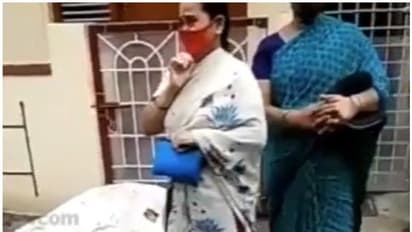 ആംബുലൻസിനായി കാത്തിരുന്നത് മണിക്കൂറുകള്‍; ബം​ഗളൂരുവിൽ കൊവിഡ് രോ​ഗി തളർന്നു വീണു മരിച്ചു