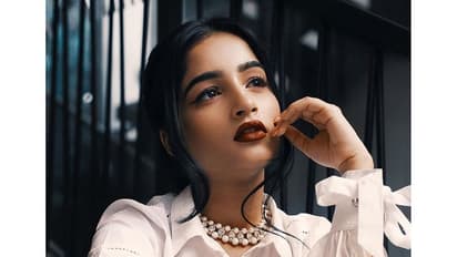 பளீச் பிங்க் ஜாக்கெட்... பச்சை பாவாடை...  தேவதை போல் இருக்கும் நடிகை விஷாகா!