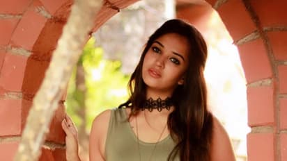 எந்த உடை போட்டாலும்... எடுப்பா இருக்கு! கொள்ளை அழகில் நெஞ்சை வருடும் இந்த நாயகி யார் தெரியுமா?