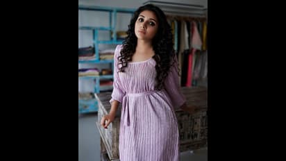 மாடர்ன் உடையில் இருந்து புடவை வரை நச்சுனு இருக்கும் மிர்னா!