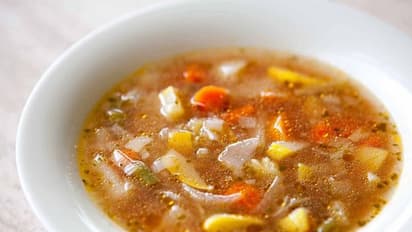 ചൂട് ' വെജിറ്റബിൾ സൂപ്പ്' കുടിക്കണമെന്ന് തോന്നുന്നുണ്ടോ; ഒന്ന് ഉണ്ടാക്കി നോക്കിയാലോ...