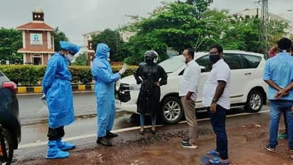 ರಸ್ತೆ ಬದಿ ಆ್ಯಂಬು​ಲೆ​ನ್ಸ್‌​ನಲ್ಲೇ ಉಳಿದ ಸೋಂಕಿತನ ಆಸ್ಪತ್ರೆಗೆ ಸೇರಿಸಿದ ಶಾಸಕ..!