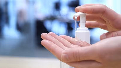  ಬೇಸಿಗೆಯಲ್ಲಿ ಹ್ಯಾಂಡ್ ಸ್ಯಾನಿಟೈಸರ್ ಕಾರಲ್ಲಿಡೋದು ಡೇಂಜರ್‌