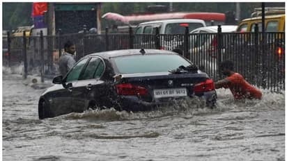 കൊവിഡ് പടരുന്ന മുംബൈയില് കനത്ത മഴ; താഴ്ന്ന പ്രദേശങ്ങള് വെള്ളത്തില്