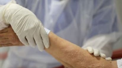 രണ്ട് മഹാമാരികളെ പോരാടിത്തോല്പ്പിച്ച 106കാരന്; പ്രത്യാശയുടെ പ്രതീകം