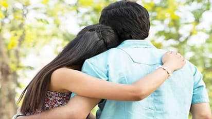 భార్య మృతి: ఆత్మహత్య చేసుకొన్న భర్త, అనాధగా మారిన 8 రోజుల చిన్నారి