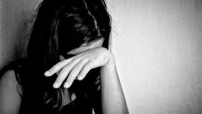 ವಿದ್ಯಾರ್ಥಿನಿಗೆ ಬ್ಲ್ಯಾಕ್ಮೇಲ್, 1.9 ಕೆಜಿ ಚಿನ್ನ ಸುಲಿದ ಲವರ್ ಬಾಯ್!