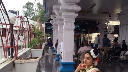 பிரபலங்களுடன் மாஸ் காட்டும் நாயகி சீரியல் நடிகை வித்யா பிரதீப்!