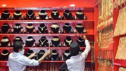 Gold And Silver Price Today: మహిళలకు గుడ్ న్యూస్.. బంగారం, వెండి ధరలకు బ్రేక్..!