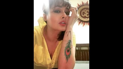 முதல்ல சட்டை பட்டனை ஒழுங்கா போடுங்க... கழட்டி விட்டு போஸ் கொடுத்த கிரணை கண்டபடி கழுவி ஊற்றும் நெட்டிசன்கள்...!