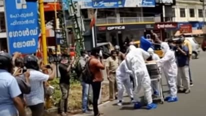 வெளிநாட்டிலிருந்து வந்து மாஸ்க் போடாமல் ஜாலியாக சுற்றிய நபர்..! அலேக்கா தூக்கி ஆம்புலன்ஸில் அனுப்பிய போலீஸ்