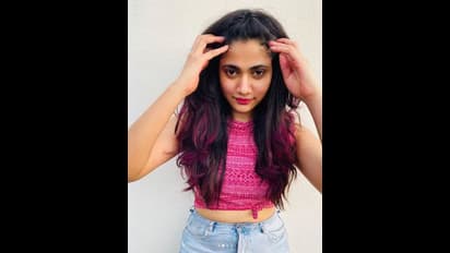 துளியும் மேக்அப் இல்லாமல்... சும்மா நச்சு நச்சுனு போஸ் கொடுத்த லாஸ்லியா..! லாக் டவுன் லேட்டஸ்ட் ஸ்டில்ஸ்..!