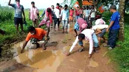 ৬ বছর বেহাল রাস্তা, নজরে আনতে অভিনব প্রতিবাদ বিজেপির
