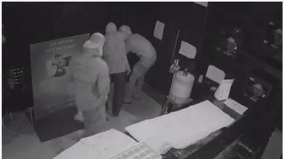 കൊവിഡ് പ്രോട്ടോക്കോൾ മുതലെടുത്ത് മോഷ്ടാക്കൾ, പിപിഇ കിറ്റിൽ എത്തി കവർന്നത് 780 ഗ്രാം സ്വർണ്ണം