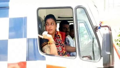 ஆம்புலன்ஸ் ஓட்டி சர்ச்சையில் சிக்கிய நடிகை ரோஜா..! ஆந்திராவில் போர் கொடி தூக்கும் எதிர்க்கட்சிகள்..!