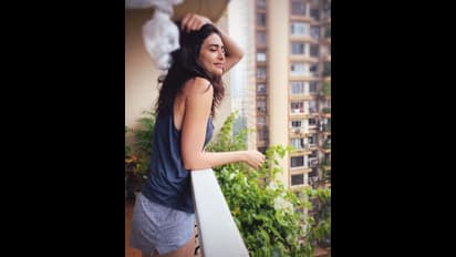 இப்படி கிழிந்த பேண்ட்டை போட்டு... ஜோரா போஸ் கொடுக்கும் இந்த நடிகை யார் தெரியுமா?