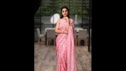 பிங்க் நிற மெல்லிய சேலையில்... பேரழகியாய் நிற்கும் நடிகை பிரியங்கா அருள்மோகன்!