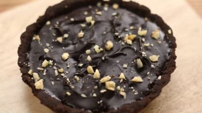 বিশ্ব চকোলেট দিবস, নাম মাত্র উপাদানেই প্রিয়জনকে বানিয়ে দিন ক্যারামেল ওয়ালনাট চকোলেট টার্ট
