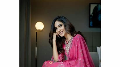 புன்னகையால் ரசிகர்களின் மனதை கொள்ளையடித்த.. கண்ணும் கண்ணும் கொள்ளையடித்தால் பட நடிகை ரீது வர்மாவின் புகைப்படம்